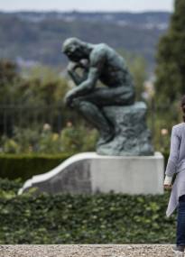 Fille devant Le Penseur au musée Rodin de Meudon