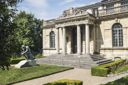 Le Penseur devant la façade du château d'Issy