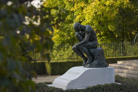Le Penseur surmontant la tombe de Rodin