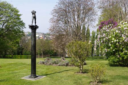 El Hombre sobre columna, en el jardín del museo Rodin