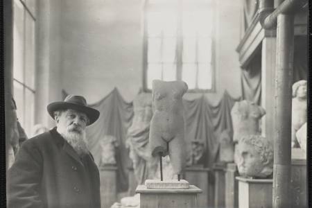 Rodin au milieu de sa collection d'antiques